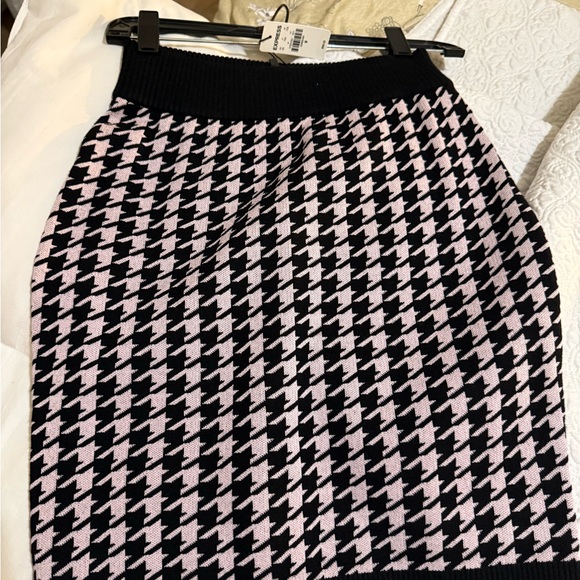 Express Black and Pink Houndstooth Skirt - Picture 3 of 4